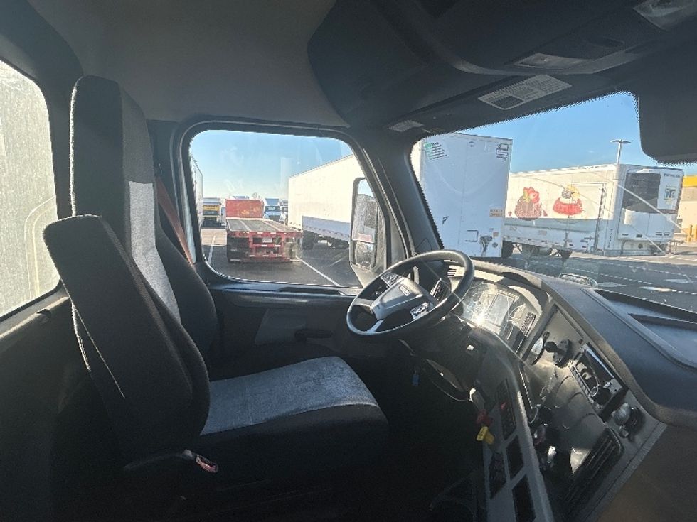 Day Cab Tractor-Heavy Duty Tractors-Freightliner-2022-T11664ST-Concord-NC-530,875\n\t\tmiles-$ 45,500 - Image 14