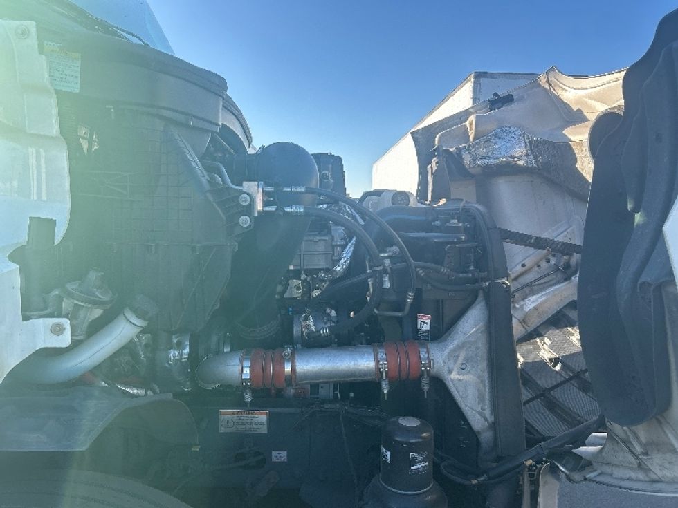 Day Cab Tractor-Heavy Duty Tractors-Freightliner-2022-T11664ST-Concord-NC-530,875\n\t\tmiles-$ 45,500 - Image 15