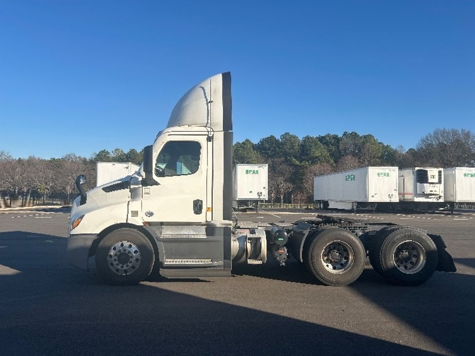 Day Cab Tractor-Heavy Duty Tractors-Freightliner-2022-T11664ST-Concord-NC-530,875\n\t\tmiles-$ 45,500 - Image 4