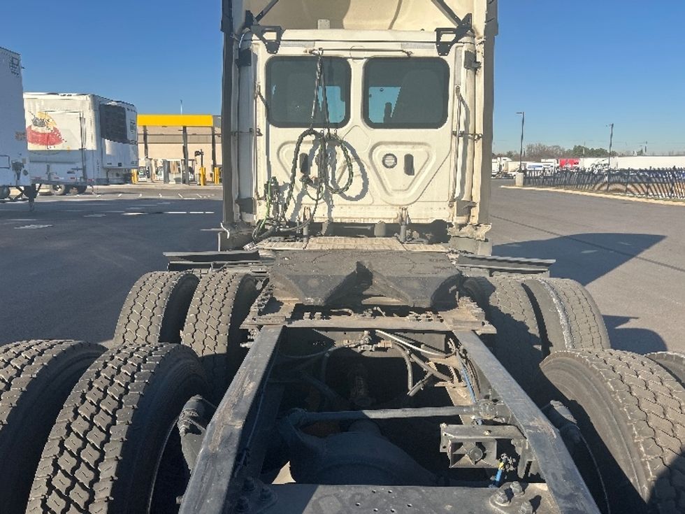 Day Cab Tractor-Heavy Duty Tractors-Freightliner-2022-T11664ST-Concord-NC-530,875\n\t\tmiles-$ 45,500 - Image 6