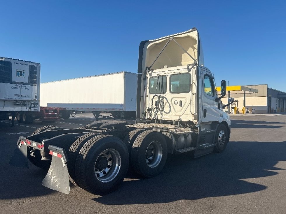Day Cab Tractor-Heavy Duty Tractors-Freightliner-2022-T11664ST-Concord-NC-530,875\n\t\tmiles-$ 45,500 - Image 7