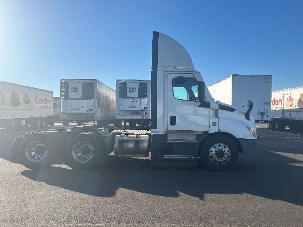 Day Cab Tractor-Heavy Duty Tractors-Freightliner-2022-T11664ST-Concord-NC-530,875\n\t\tmiles-$ 45,500 - Image 8