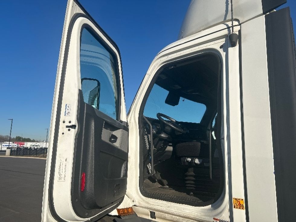 Day Cab Tractor-Heavy Duty Tractors-Freightliner-2022-T11664ST-Concord-NC-530,875\n\t\tmiles-$ 45,500 - Image 9