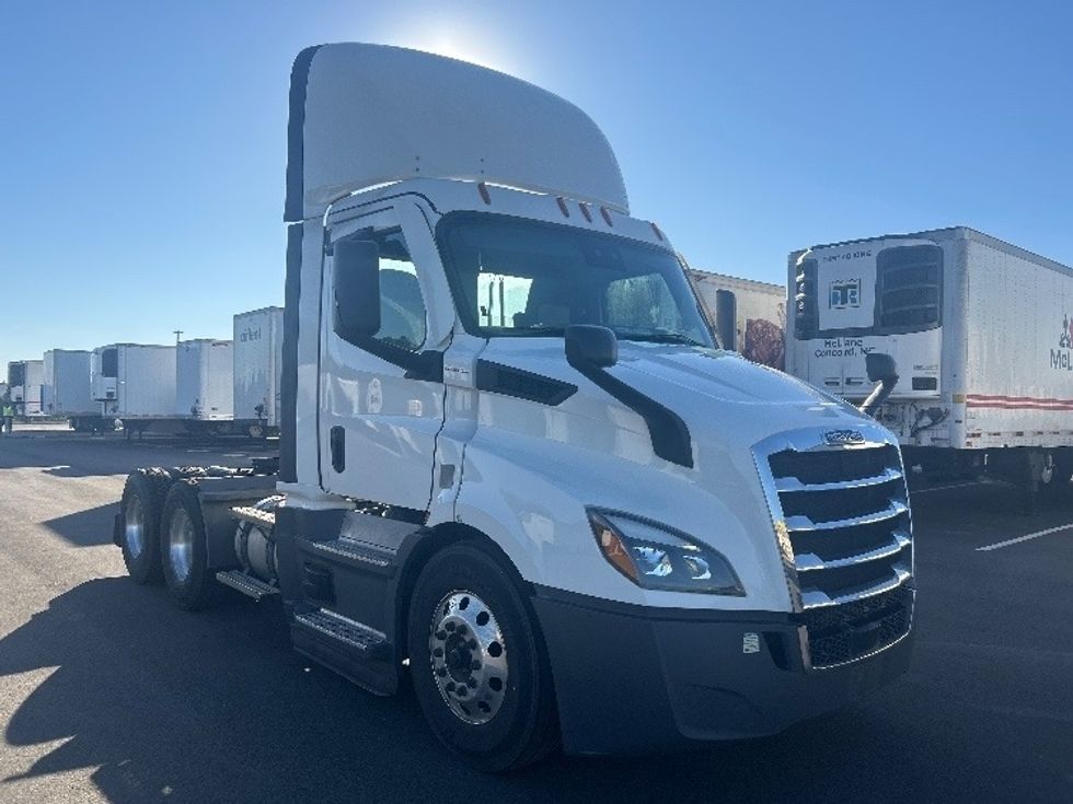 Day Cab Tractor-Heavy Duty Tractors-Freightliner-2022-T11664ST-Concord-NC-558,570\n\t\tmiles-$ 42,000 - Image 1