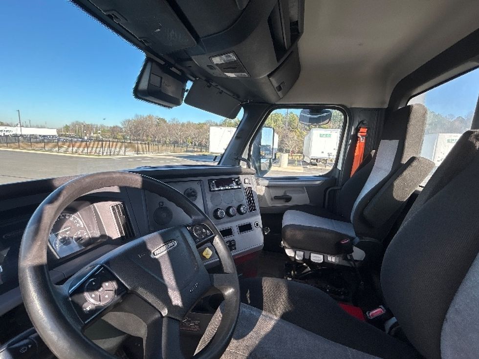 Day Cab Tractor-Heavy Duty Tractors-Freightliner-2022-T11664ST-Concord-NC-558,570\n\t\tmiles-$ 42,000 - Image 10