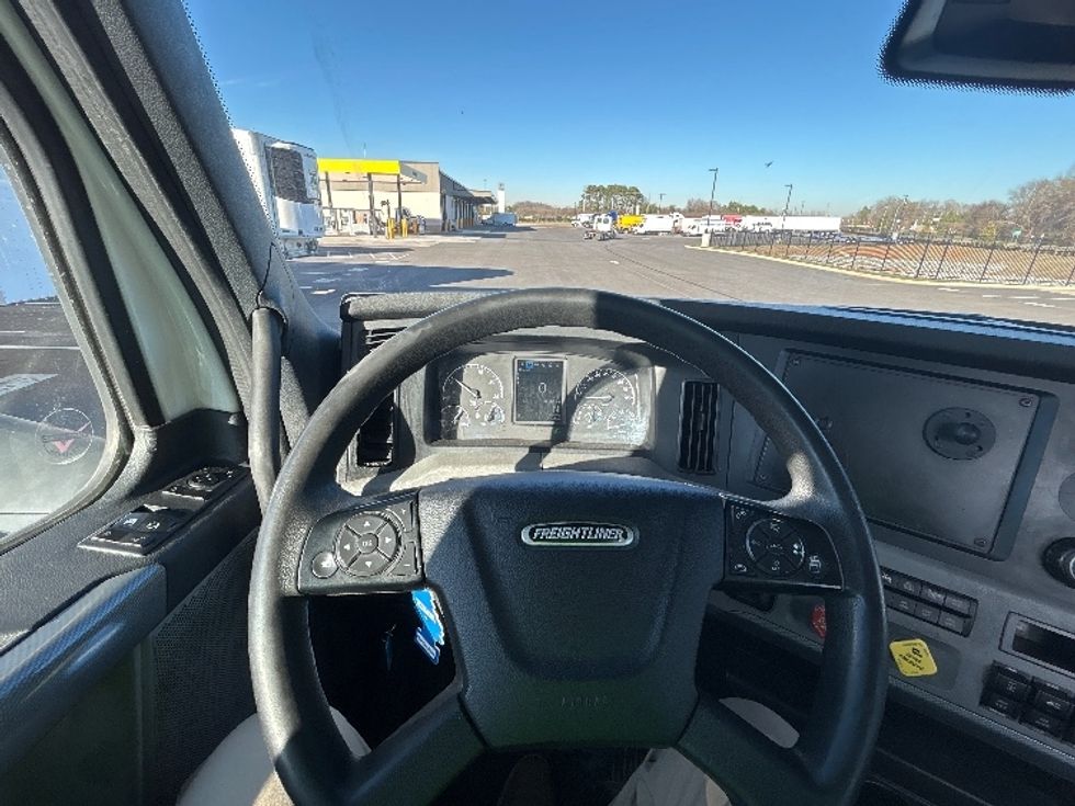 Day Cab Tractor-Heavy Duty Tractors-Freightliner-2022-T11664ST-Concord-NC-558,570\n\t\tmiles-$ 42,000 - Image 11