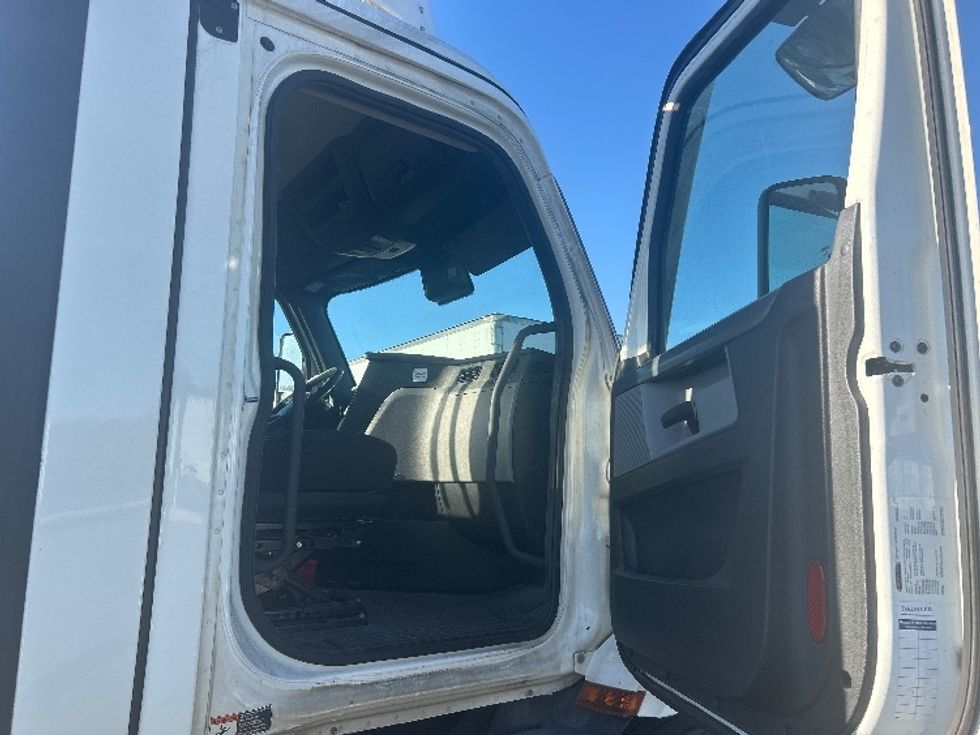 Day Cab Tractor-Heavy Duty Tractors-Freightliner-2022-T11664ST-Concord-NC-558,570\n\t\tmiles-$ 42,000 - Image 12