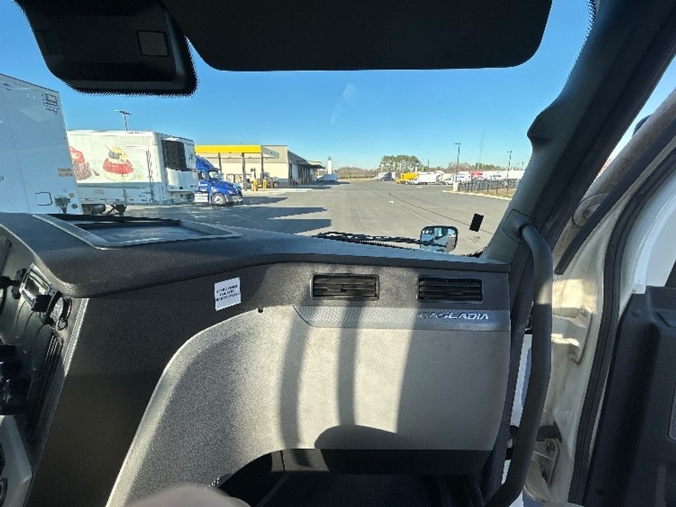 Day Cab Tractor-Heavy Duty Tractors-Freightliner-2022-T11664ST-Concord-NC-558,570\n\t\tmiles-$ 42,000 - Image 13