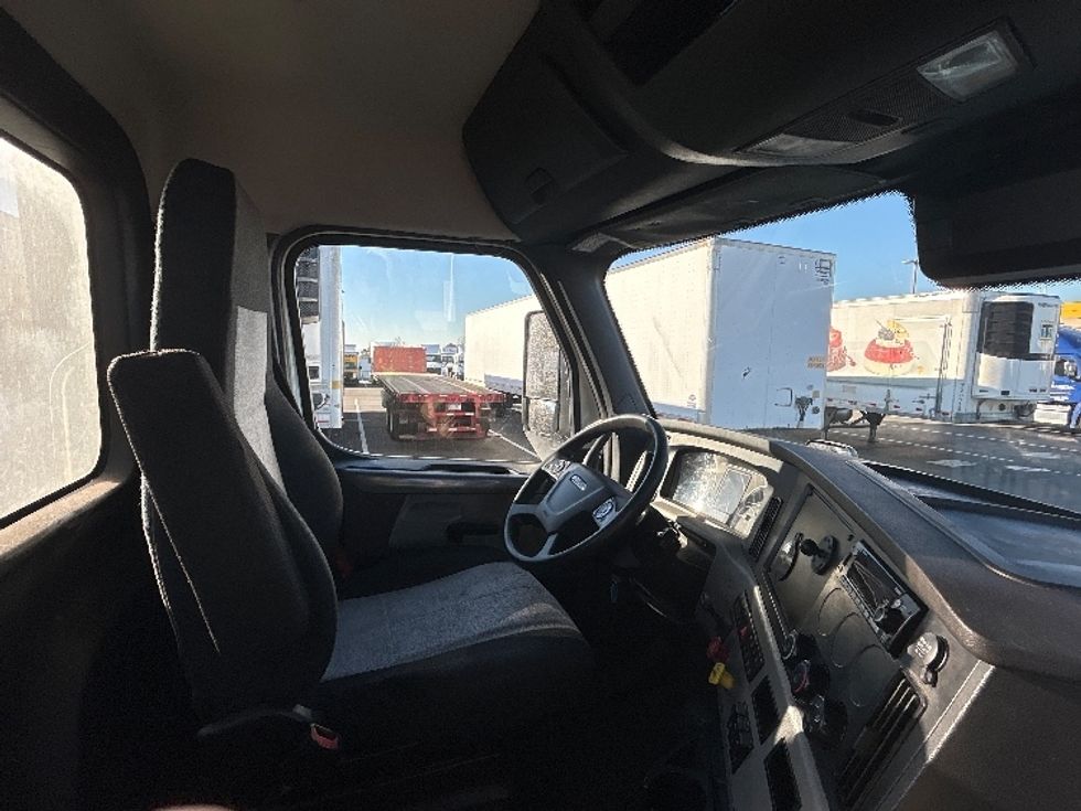 Day Cab Tractor-Heavy Duty Tractors-Freightliner-2022-T11664ST-Concord-NC-558,570\n\t\tmiles-$ 42,000 - Image 14