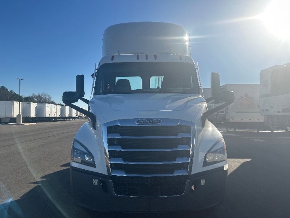 Day Cab Tractor-Heavy Duty Tractors-Freightliner-2022-T11664ST-Concord-NC-558,570\n\t\tmiles-$ 42,000 - Image 2