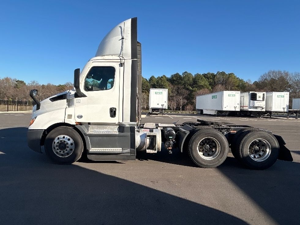Day Cab Tractor-Heavy Duty Tractors-Freightliner-2022-T11664ST-Concord-NC-558,570\n\t\tmiles-$ 42,000 - Image 4