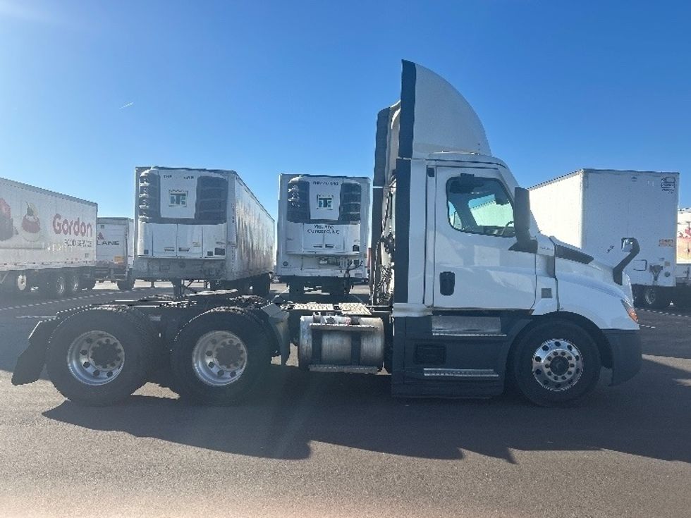 Day Cab Tractor-Heavy Duty Tractors-Freightliner-2022-T11664ST-Concord-NC-558,570\n\t\tmiles-$ 42,000 - Image 8