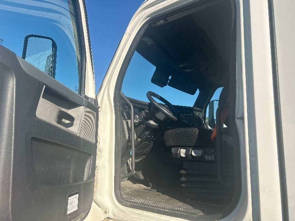 Day Cab Tractor-Heavy Duty Tractors-Freightliner-2022-T11664ST-Concord-NC-558,570\n\t\tmiles-$ 42,000 - Image 9
