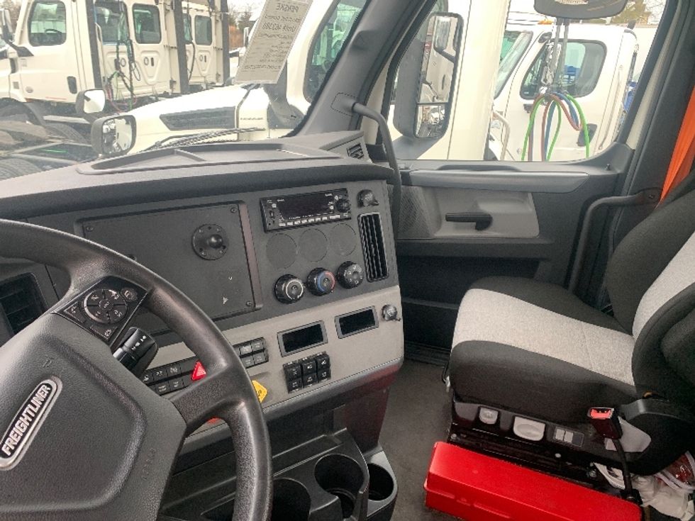 Day Cab Tractor-Heavy Duty Tractors-Freightliner-2022-T11664ST-Concord-NC-595,930\n\t\tmiles-$ 43,000 - Image 10