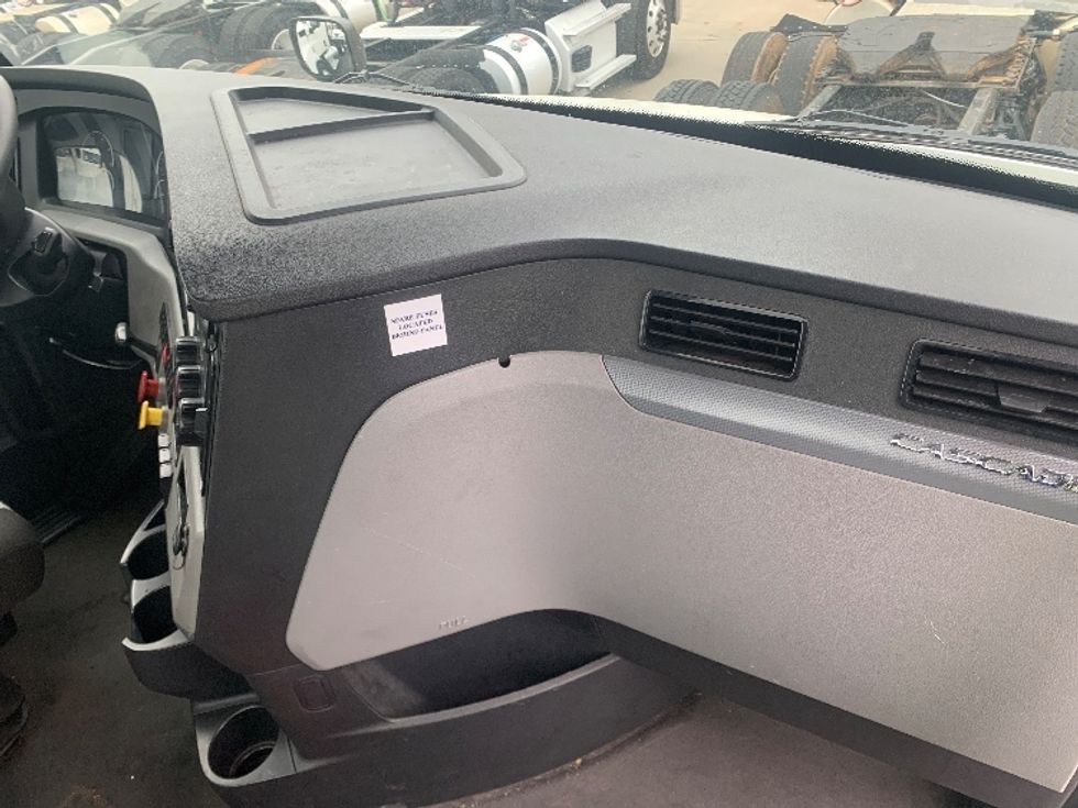 Day Cab Tractor-Heavy Duty Tractors-Freightliner-2022-T11664ST-Concord-NC-595,930\n\t\tmiles-$ 43,000 - Image 13