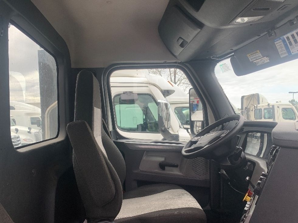 Day Cab Tractor-Heavy Duty Tractors-Freightliner-2022-T11664ST-Concord-NC-595,930\n\t\tmiles-$ 43,000 - Image 14