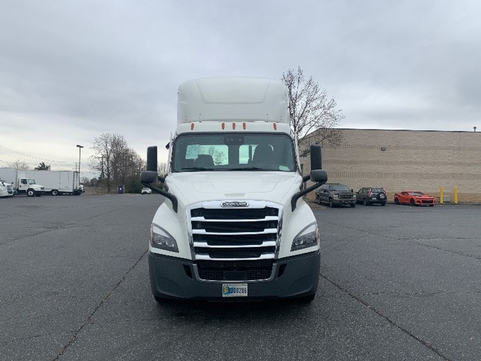 Day Cab Tractor-Heavy Duty Tractors-Freightliner-2022-T11664ST-Concord-NC-595,930\n\t\tmiles-$ 43,000 - Image 2