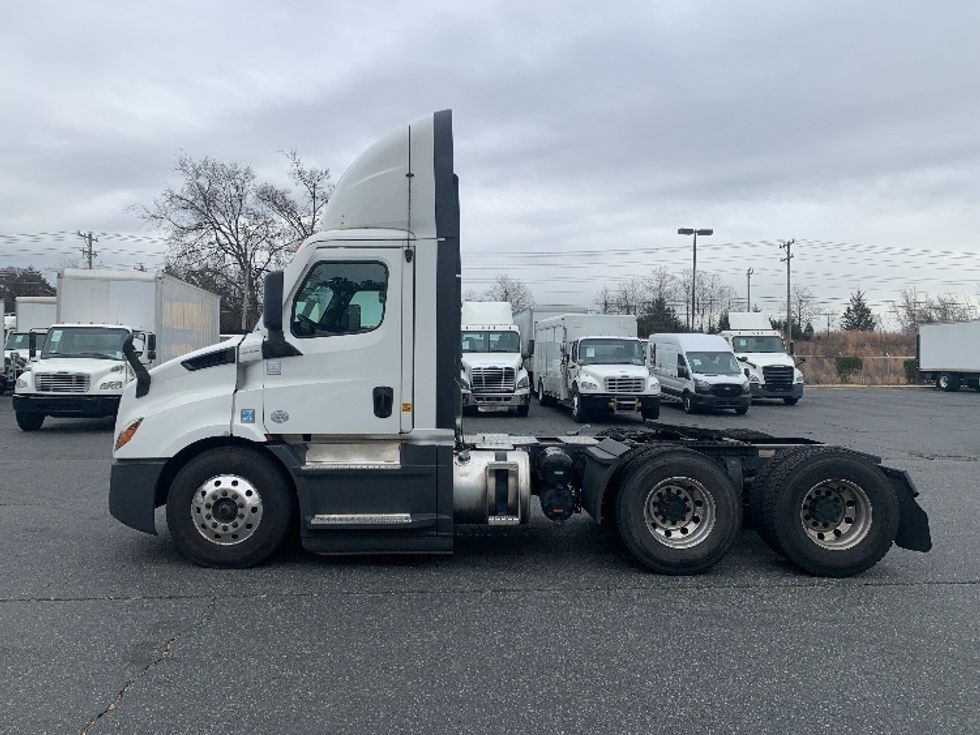 Day Cab Tractor-Heavy Duty Tractors-Freightliner-2022-T11664ST-Concord-NC-595,930\n\t\tmiles-$ 43,000 - Image 4