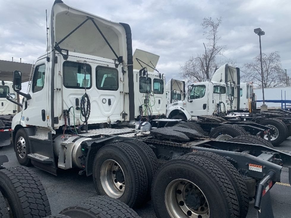 Day Cab Tractor-Heavy Duty Tractors-Freightliner-2022-T11664ST-Concord-NC-595,930\n\t\tmiles-$ 43,000 - Image 5
