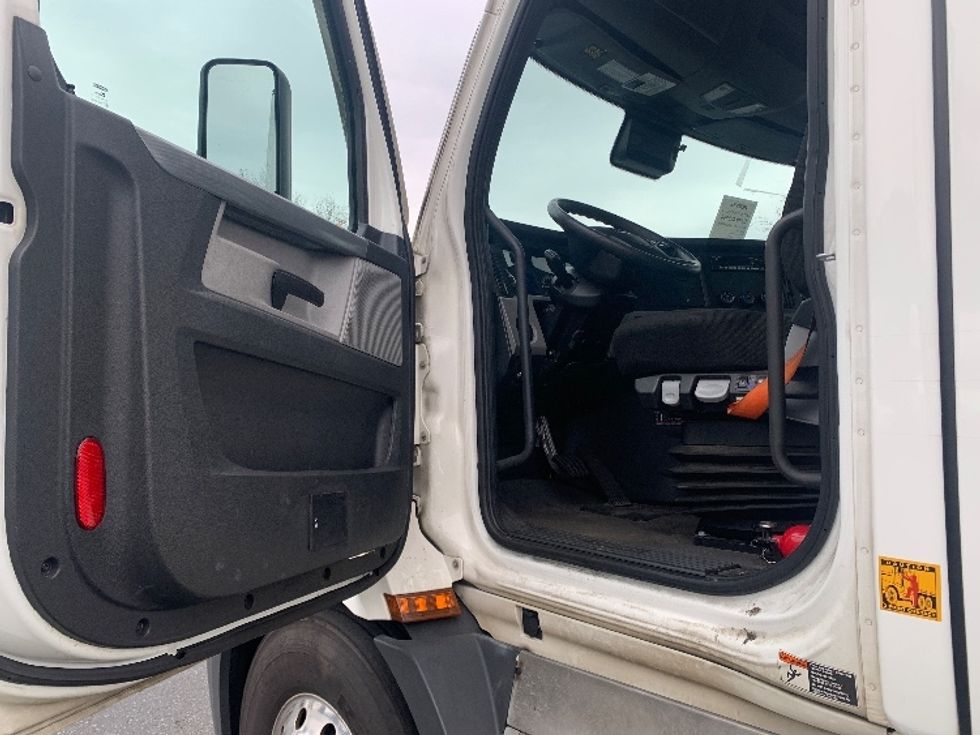 Day Cab Tractor-Heavy Duty Tractors-Freightliner-2022-T11664ST-Concord-NC-595,930\n\t\tmiles-$ 43,000 - Image 9