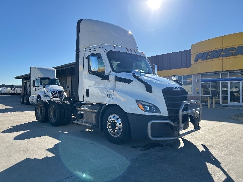 Day Cab Tractor-Heavy Duty Tractors-Freightliner-2022-T11664ST-Dallas-TX-453,256\n\t\tmiles-$ 61,250 - Image 1