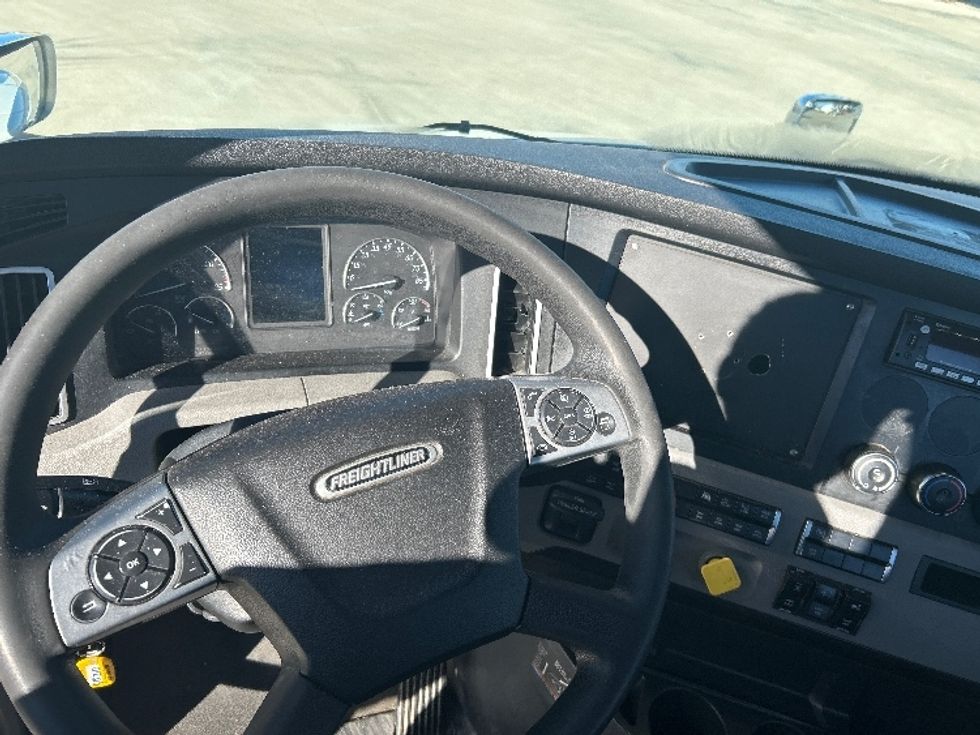 Day Cab Tractor-Heavy Duty Tractors-Freightliner-2022-T11664ST-Dallas-TX-453,256\n\t\tmiles-$ 61,250 - Image 11