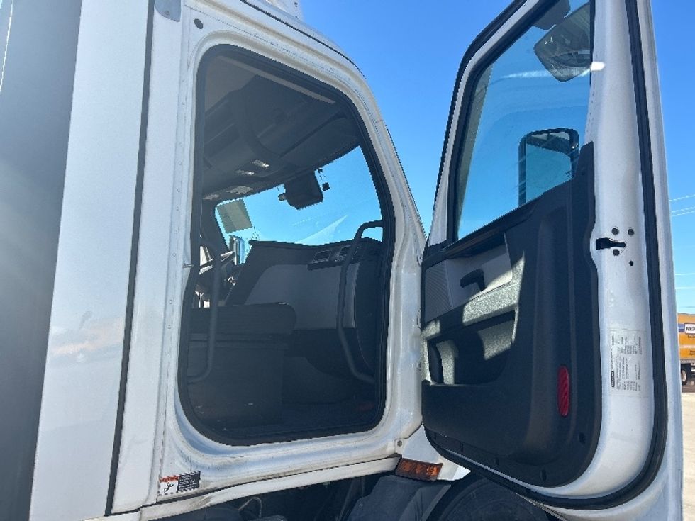 Day Cab Tractor-Heavy Duty Tractors-Freightliner-2022-T11664ST-Dallas-TX-453,256\n\t\tmiles-$ 61,250 - Image 12