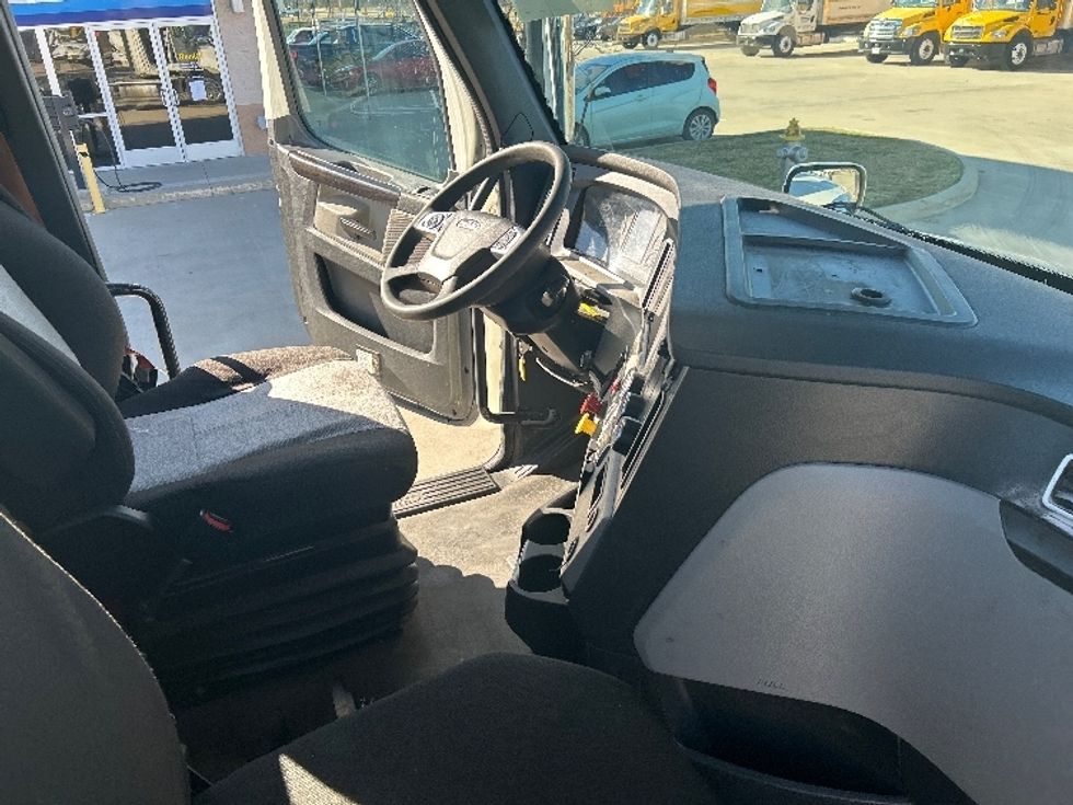 Day Cab Tractor-Heavy Duty Tractors-Freightliner-2022-T11664ST-Dallas-TX-453,256\n\t\tmiles-$ 61,250 - Image 14