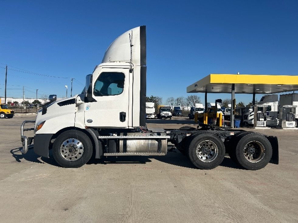 Day Cab Tractor-Heavy Duty Tractors-Freightliner-2022-T11664ST-Dallas-TX-453,256\n\t\tmiles-$ 61,250 - Image 4
