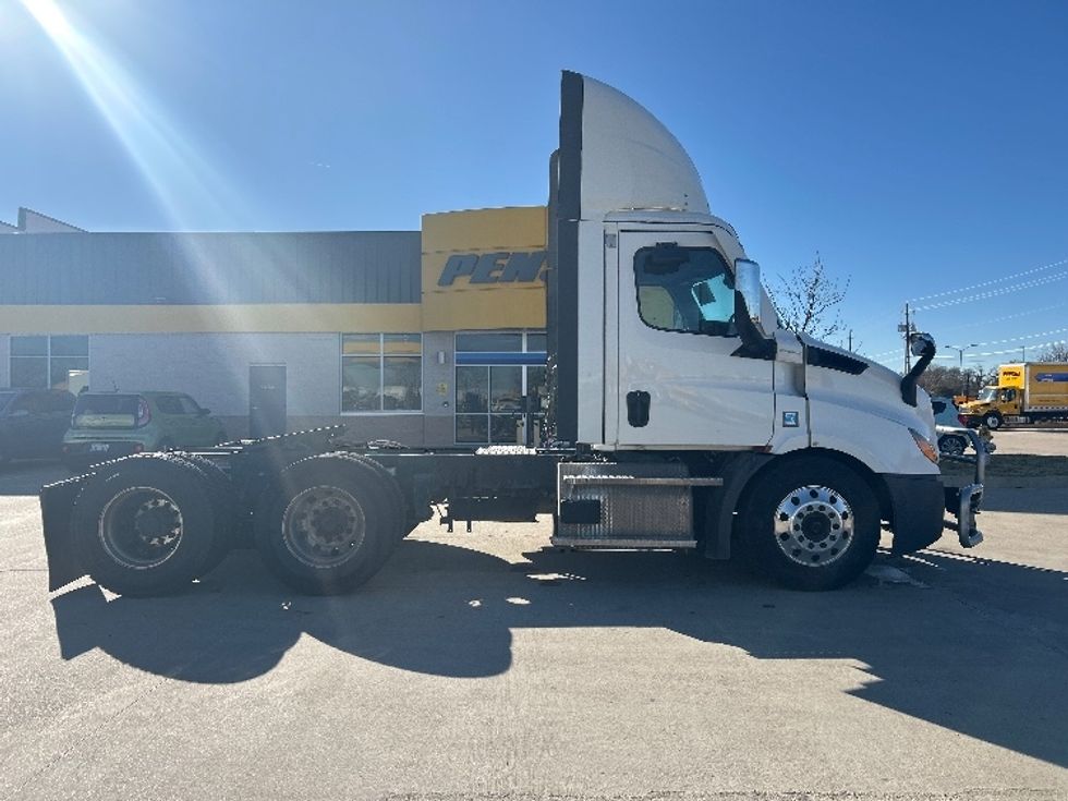 Day Cab Tractor-Heavy Duty Tractors-Freightliner-2022-T11664ST-Dallas-TX-453,256\n\t\tmiles-$ 61,250 - Image 8