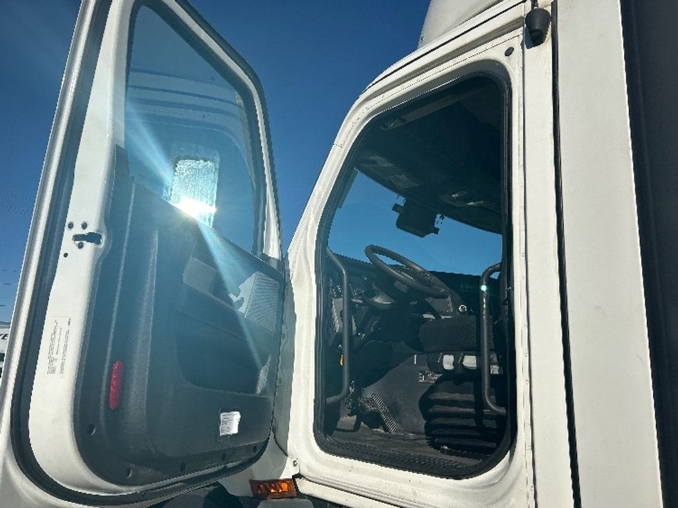 Day Cab Tractor-Heavy Duty Tractors-Freightliner-2022-T11664ST-Dallas-TX-453,256\n\t\tmiles-$ 61,250 - Image 9