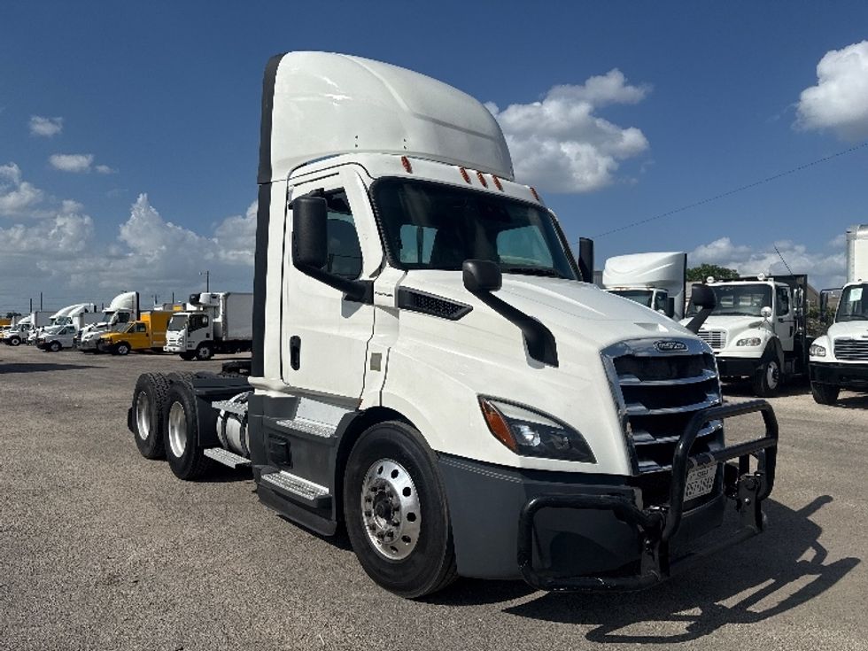 Day Cab Tractor-Heavy Duty Tractors-Freightliner-2022-T11664ST-Dallas-TX-484,599\n\t\tmiles-$ 54,500 - Image 1