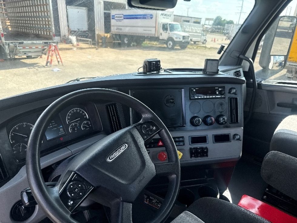 Day Cab Tractor-Heavy Duty Tractors-Freightliner-2022-T11664ST-Dallas-TX-484,599\n\t\tmiles-$ 54,500 - Image 10
