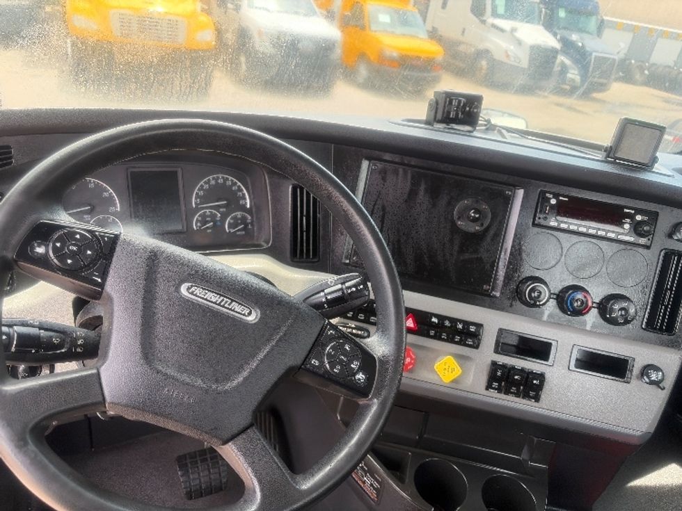 Day Cab Tractor-Heavy Duty Tractors-Freightliner-2022-T11664ST-Dallas-TX-484,599\n\t\tmiles-$ 54,500 - Image 11