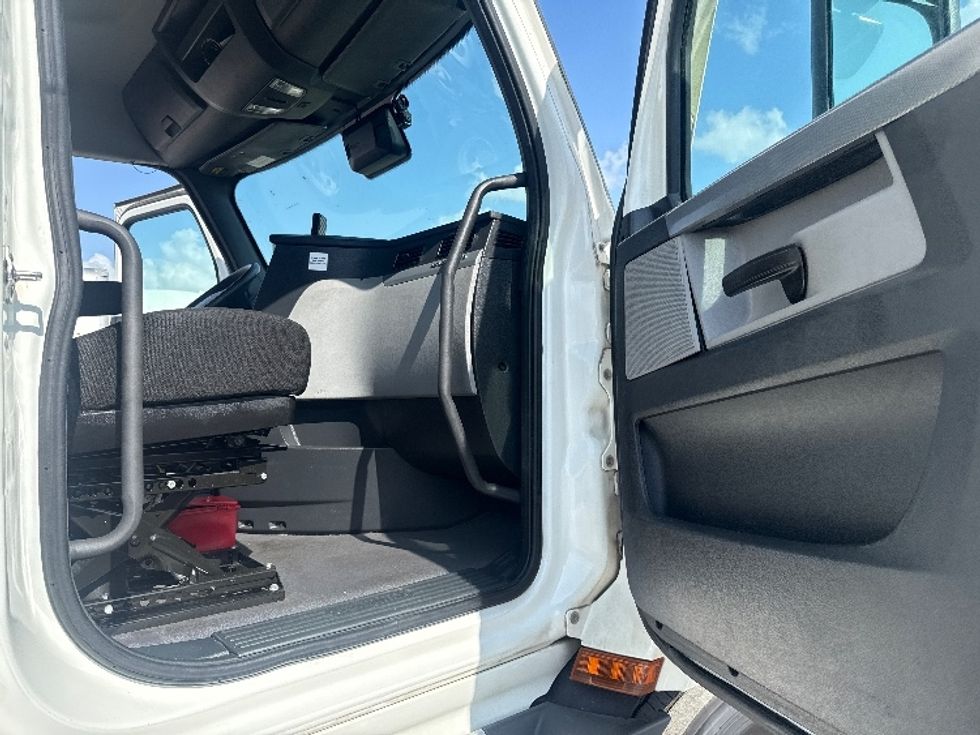 Day Cab Tractor-Heavy Duty Tractors-Freightliner-2022-T11664ST-Dallas-TX-484,599\n\t\tmiles-$ 54,500 - Image 12