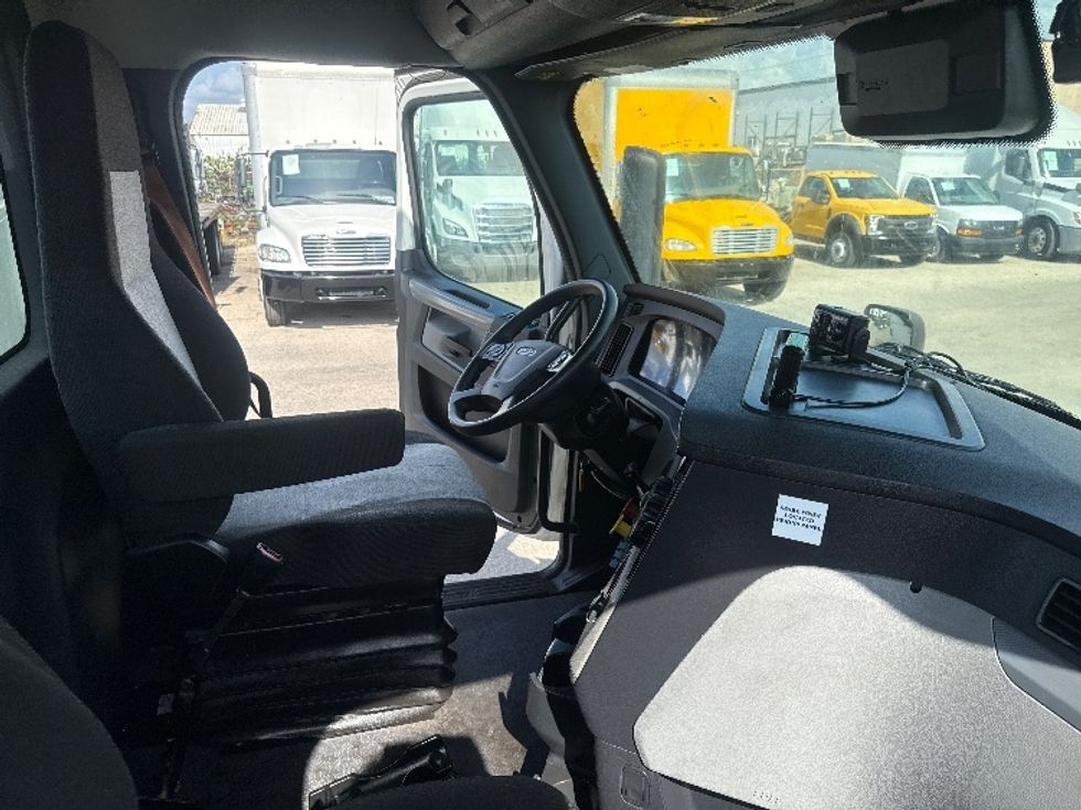 Day Cab Tractor-Heavy Duty Tractors-Freightliner-2022-T11664ST-Dallas-TX-484,599\n\t\tmiles-$ 54,500 - Image 14