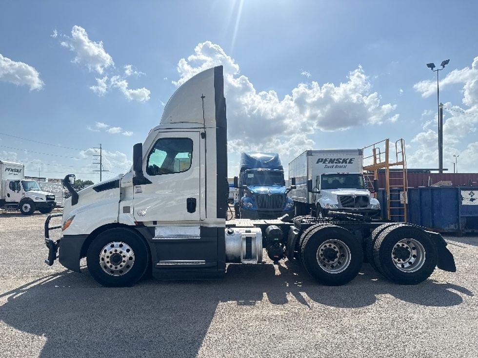 Day Cab Tractor-Heavy Duty Tractors-Freightliner-2022-T11664ST-Dallas-TX-484,599\n\t\tmiles-$ 54,500 - Image 4