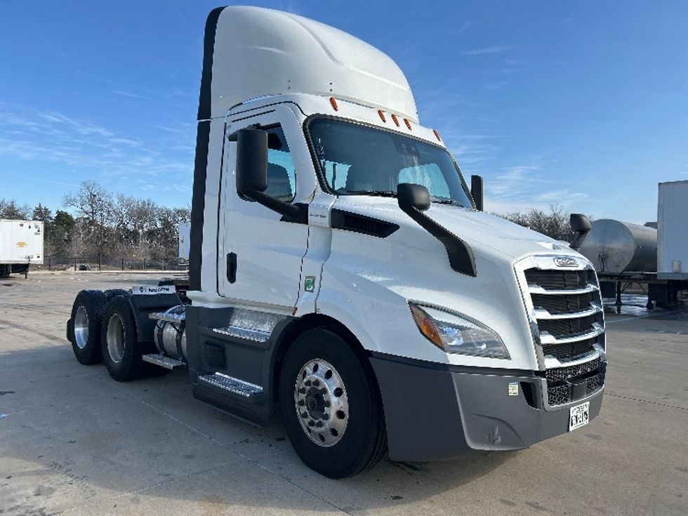 Day Cab Tractor-Heavy Duty Tractors-Freightliner-2022-T11664ST-Dallas-TX-529,625\n\t\tmiles-$ 52,250 - Image 1