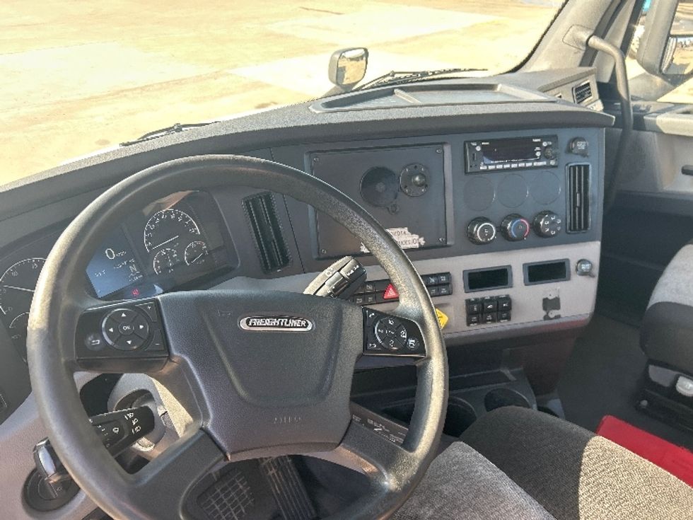 Day Cab Tractor-Heavy Duty Tractors-Freightliner-2022-T11664ST-Dallas-TX-529,625\n\t\tmiles-$ 52,250 - Image 10