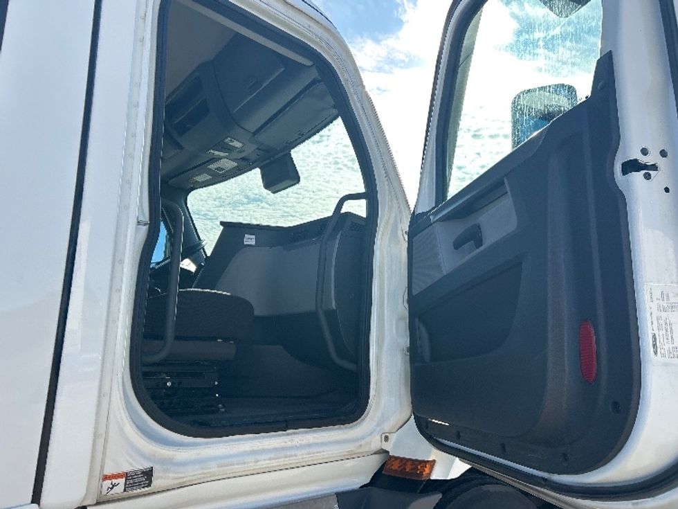 Day Cab Tractor-Heavy Duty Tractors-Freightliner-2022-T11664ST-Dallas-TX-529,625\n\t\tmiles-$ 52,250 - Image 12