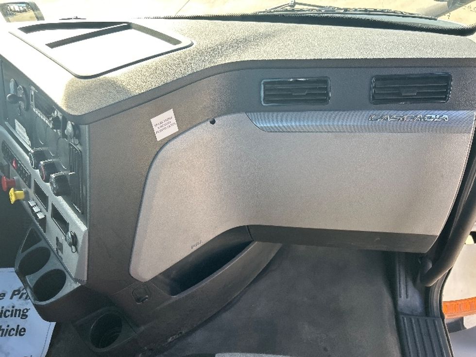 Day Cab Tractor-Heavy Duty Tractors-Freightliner-2022-T11664ST-Dallas-TX-529,625\n\t\tmiles-$ 52,250 - Image 13