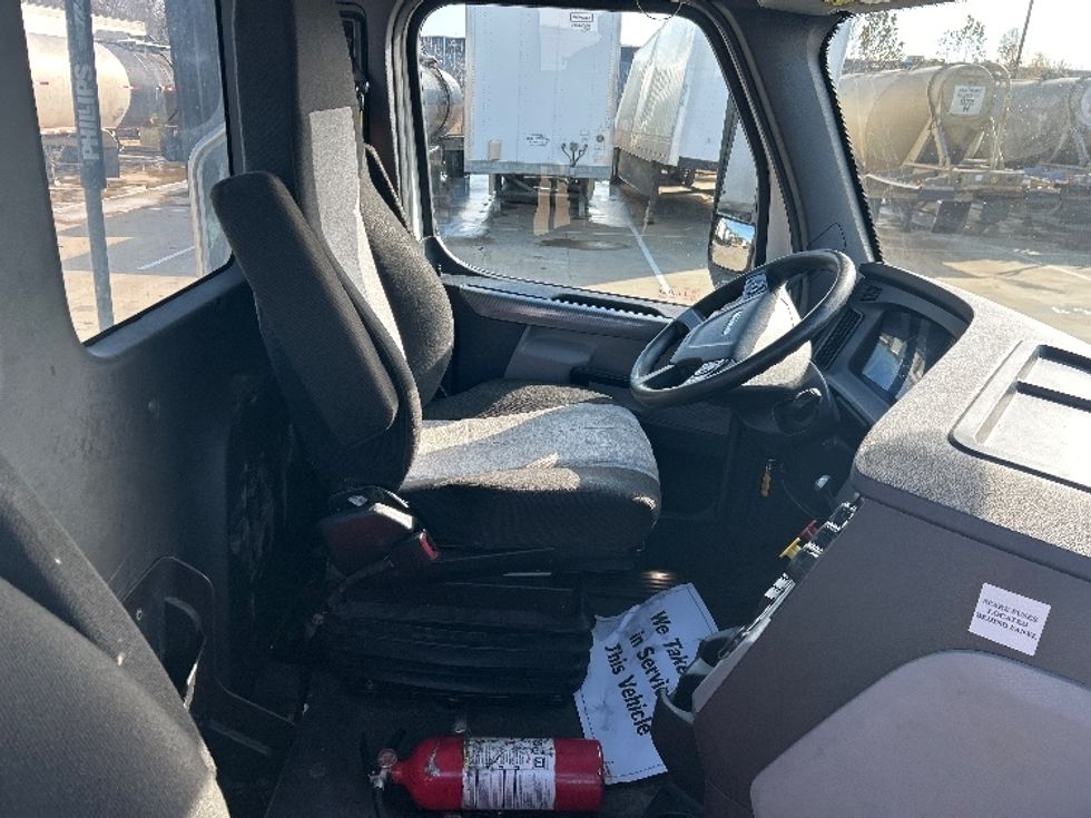 Day Cab Tractor-Heavy Duty Tractors-Freightliner-2022-T11664ST-Dallas-TX-529,625\n\t\tmiles-$ 52,250 - Image 14