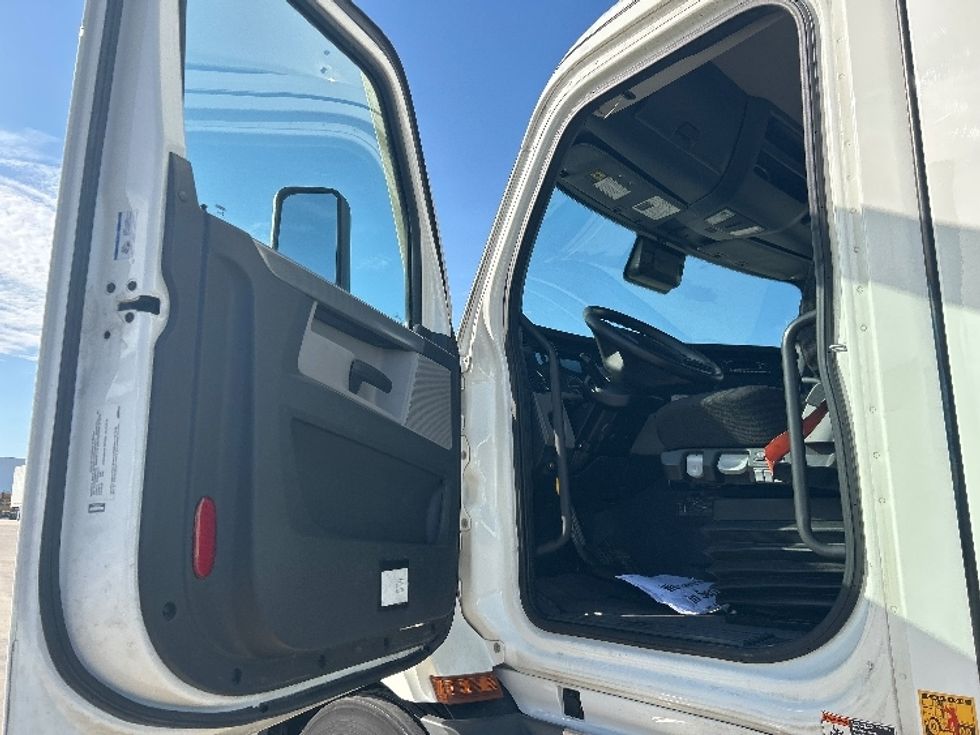 Day Cab Tractor-Heavy Duty Tractors-Freightliner-2022-T11664ST-Dallas-TX-529,625\n\t\tmiles-$ 52,250 - Image 9