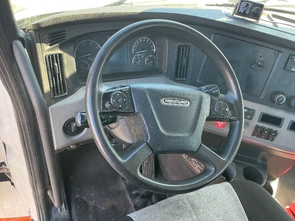 Day Cab Tractor-Heavy Duty Tractors-Freightliner-2022-T11664ST-Dixon-CA-638,819\n\t\tmiles-$ 31,250 - Image 11