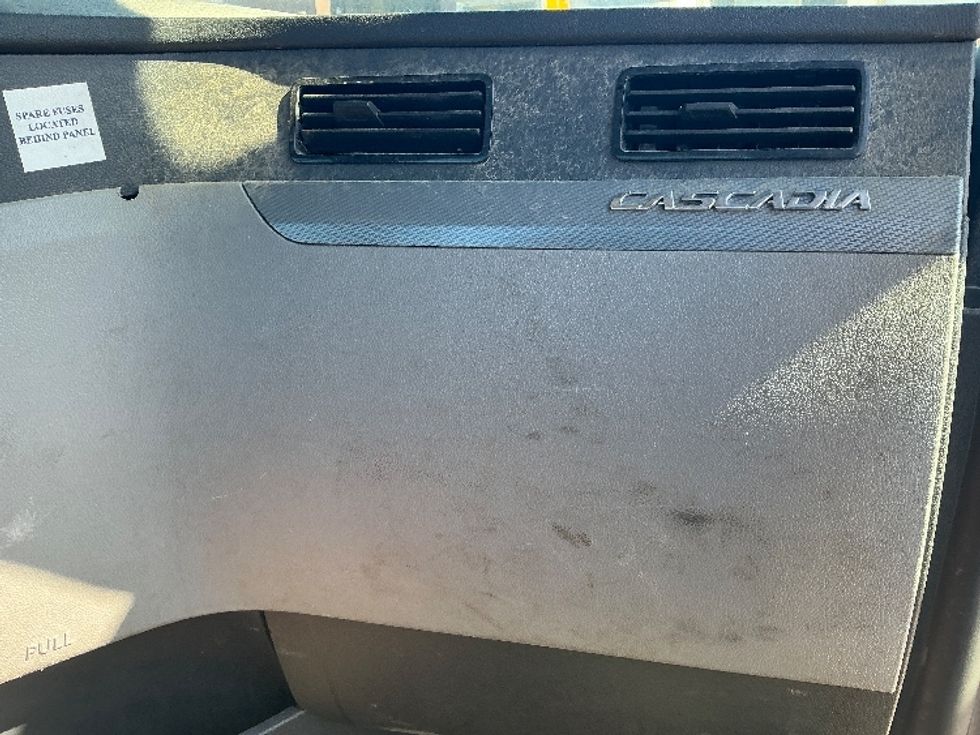 Day Cab Tractor-Heavy Duty Tractors-Freightliner-2022-T11664ST-Dixon-CA-638,819\n\t\tmiles-$ 31,250 - Image 13