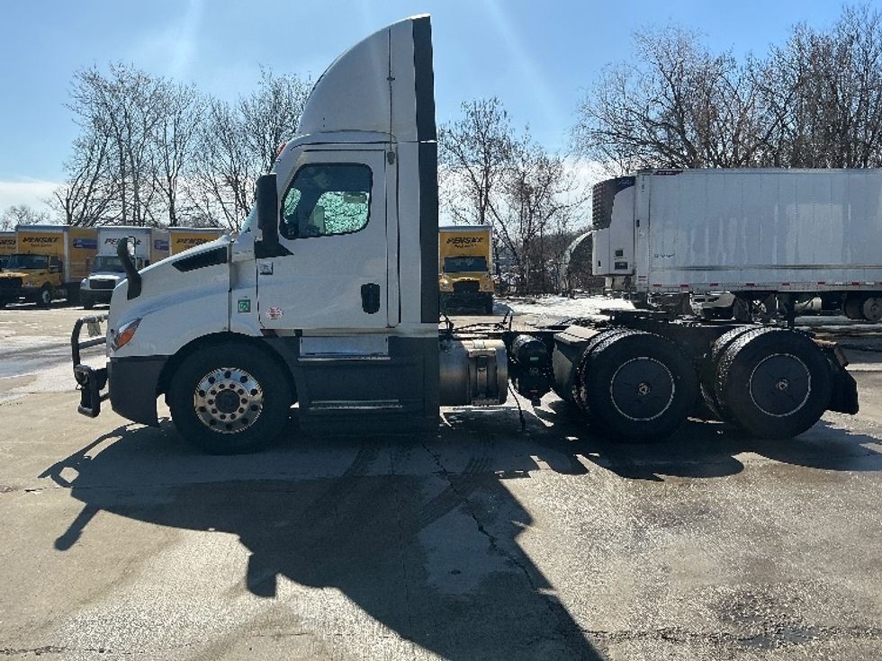 Day Cab Tractor-Heavy Duty Tractors-Freightliner-2022-T11664ST-Dixon-CA-638,819\n\t\tmiles-$ 31,250 - Image 4