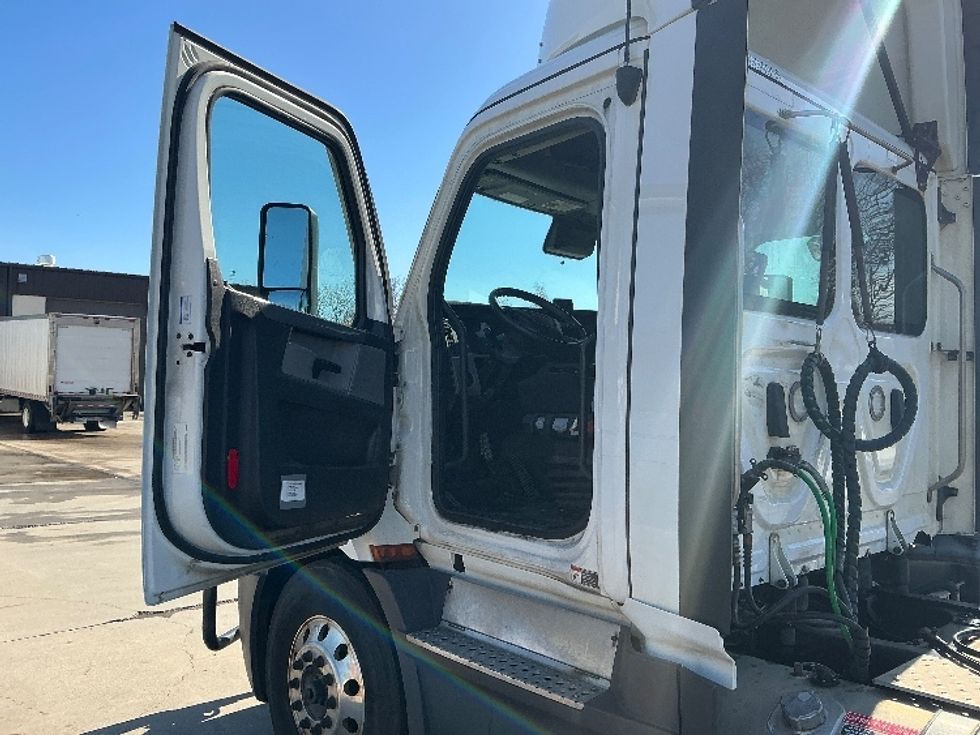 Day Cab Tractor-Heavy Duty Tractors-Freightliner-2022-T11664ST-Dixon-CA-638,819\n\t\tmiles-$ 31,250 - Image 9