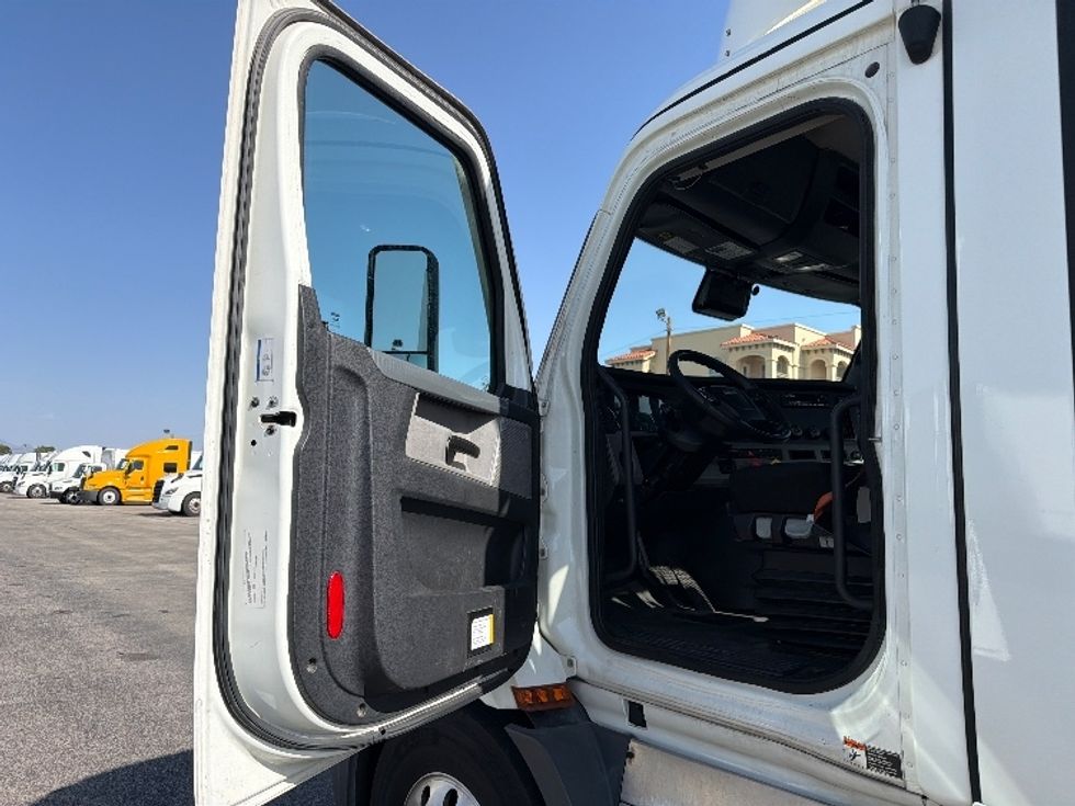 Day Cab Tractor-Heavy Duty Tractors-Freightliner-2022-T11664ST-El Paso-TX-460,369\n\t\tmiles-$ 55,250 - Image 9