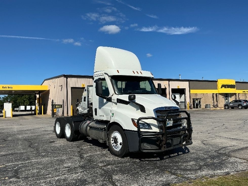 Day Cab Tractor-Heavy Duty Tractors-Freightliner-2022-T11664ST-Elkhart-IN-582,378\n\t\tmiles-$ 36,000 - Image 1