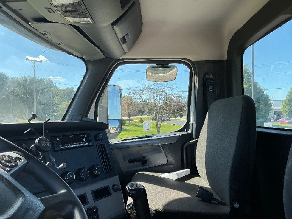 Day Cab Tractor-Heavy Duty Tractors-Freightliner-2022-T11664ST-Elkhart-IN-582,378\n\t\tmiles-$ 36,000 - Image 10
